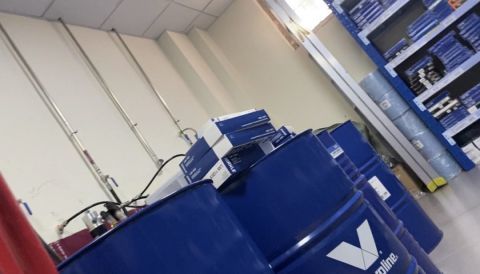 機油包裝規格差異大,汽車保養如何不“踩坑”-第2張圖片-鄭州市冠恒貿易有限公司【官方網站】-車用潤滑油服務專家 機油包裝規格差異大,汽車保養如何不“踩坑”-第2張圖片-鄭州市冠恒貿易有限公司【官方網站】-車用潤滑油服務專家